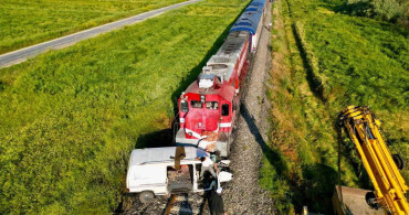 Yolcu Treni Kontrolsüz Geçitte Kamyonete Çarptı