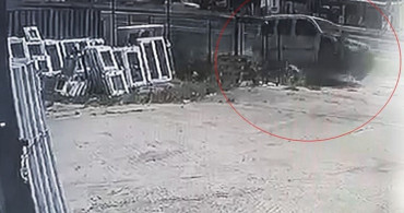 Yoldan çıkan araç iş yerinin bahçesine daldı, sürücü yaralandı
