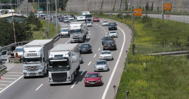 Yollarda bayram trafiği başladı: Kilometrelerce kuyruk oluştu