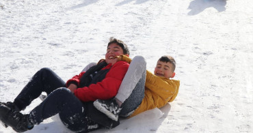 Yozgat'ta Çocuklar Kar Tatilinde Eğlencenin Tadını Çıkarıyor
