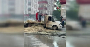 Yozgat’ta seyir halindeki saman yüklü kamyonette yangın çıktı