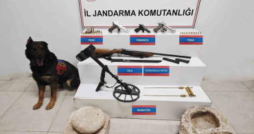 Yozgat'ta tarihi eser niteliğinde objeler ve ruhsatsız silahlar ele geçirildi