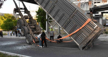 Yozgat’ta tırın dorsesi üst geçide takıldı