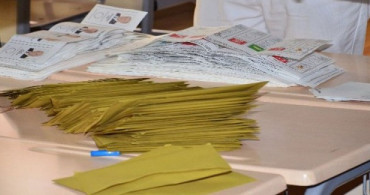 YSK, Vatandaşları Oy Kullanma Kabinine Girerken Telefonlarını Bırakmaları Konusunda Uyardı