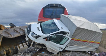 Yük Treni, Ekmek Yüklü Kamyonete Çarptı! 1 Yaralı