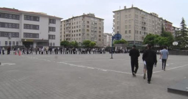Yükseköğretim Kurumları Sınavı'na 2 dakika geç kalan genç sınava alınmadı