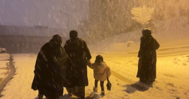 Yüksekova Nisan Ayında Kış Manzaralarıyla Beyaza Büründü