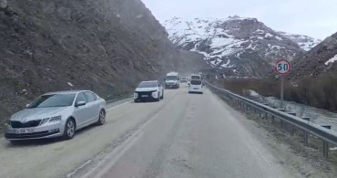 Yüksekova-Van Kara Yolunda Heyelan Trafiği Aksattı