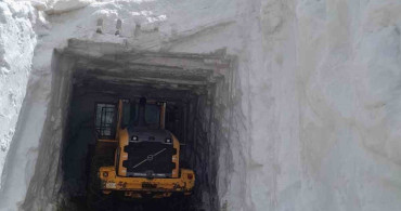 Yüksekova'da 8 Metrelik Kar Tünelleri Oluştu
