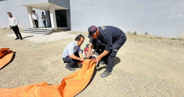 Yüksekova’da çatıya çıkan genci, belediye başkanı ve polis ekipleri ikna etti