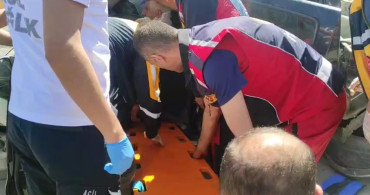 Yüksekova'da Hafif Ticari Araç ile Vinç Çarpıştı