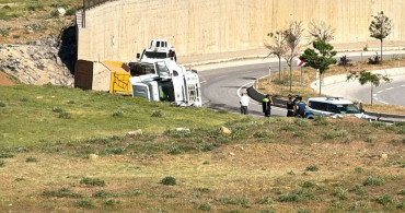 Yüksekova'da hafriyat yüklü kamyon devrildi
