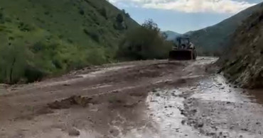 Yüksekova’da heyelan sonucu mezra yolu ulaşıma kapandı