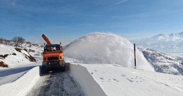 Yüksekova'da Karla Mücadele Çalışmaları Devam Ediyor