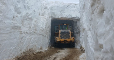Yüksekova'da Nisan Ayında Kar Tünelleriyle Mücadele
