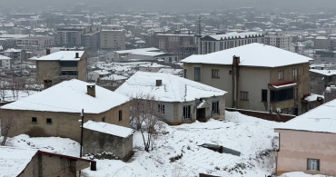 Yüksekova'da Nisan Ayında Yoğun Kar Yağışı