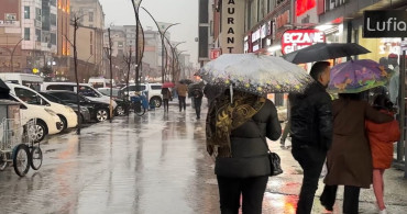Yüksekova'da Sağanak Yağış Hayatı Olumsuz Etkiledi
