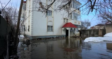 Yüksekova'da Su Taşkınları: Evlere Tahta Köprülerle Ulaşım