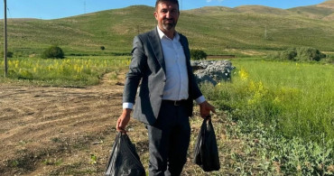 Yüksekova'da yol kenarına atılan cam şişeler çevreyi tehdit ediyor