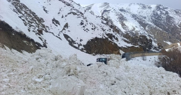 Yüksekova'daki Çığ Temizlendi