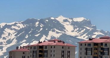 Yüksekova'nın cilo dağında kış ve ilkbahar bir arada yaşıyor