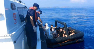 Yunan sahil güvenliği 3'ü çocuk 8 düzensiz göçmeni Türk karasularına geri itti