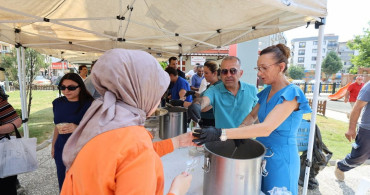 Yunusemre'de aşure dağıtımları mahalle mahalle devam ediyor