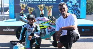 Zayn Sofuoğlu, kupasını babası Kenan Sofuoğlu'ndan aldı