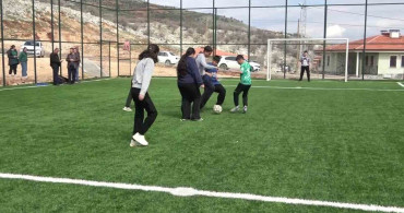 Zey Köyü'nde Çocuklar Halı Sahaya Kavuştu