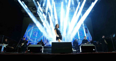 Zeynep Bastık Manisa'da Gençlik Festivalini Coşturdu