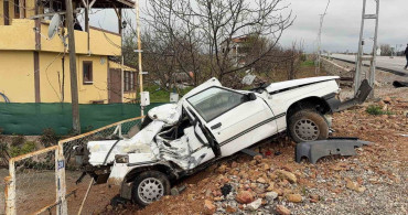 Zile'de Elektrik Direğine Çarpan Otomobilde İki Yaralı