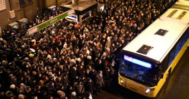 Zincirlikuyu Metrobüs Durağında Korkutan Asansör Yangını