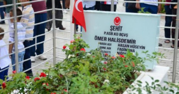 Ziyaretçiler Ömer Halisdemir'in Mezarına Akın Ettiler