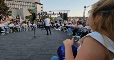 Zonguldak’ın kurtuluş yıl dönümünde kadınların darbuka gösterisi