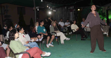 Zonguldaklı genç yetenek Ulaş Çağatay Sönmez'in stand-up gösterisi büyük beğeni topladı