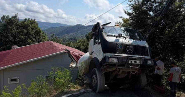 Zonguldak'ta beton mikseri evin çatısına düştü