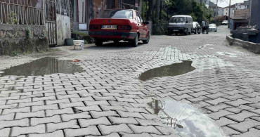 Zonguldak'ta Bozuk Yol Sorunu Çocukları Islatıyor