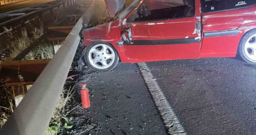 Zonguldak’ta otomobil bariyerlere çarptı, bir yaralı.