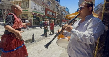 Zonguldak'ta roman vatandaşların müzikli eğlencesi renkli görüntülere sahne oldu