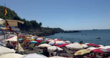 Zonguldak'ta sıcak hava bunalttı, vatandaşlar plaja akın etti