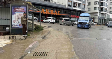 Zonguldak'ta Su Borusu Patladı, Vatandaş Çamur İçinde Kaldı