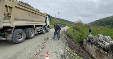 Zonguldak'ta Taş Yüklü Kamyon Devrildi