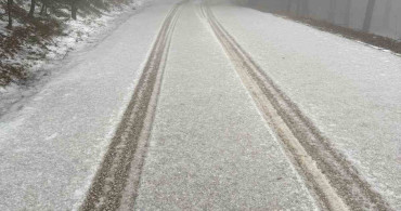Zorkun Yaylası'nda Dolu Yağışı Çevreyi Beyaza Bürüdü