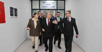 Adnan Menderes Üniversitesi Rektörü Bülent Kent, Araştırma Laboratuvarını İnceledi