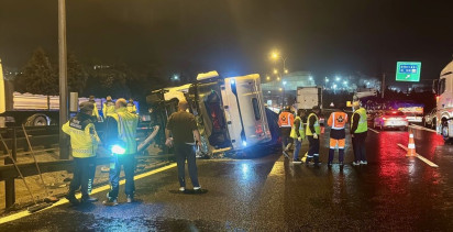 Anadolu Otoyolu'nda Tır Devrildi, Sürücü Yaralandı