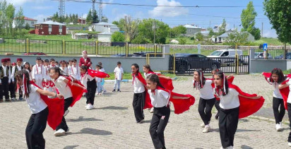 Arpaçay Atatürk ilkokulu'nda yıl sonu şenliği ve mezuniyet coşkusu