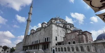 Bakan Ersoy'dan Fatih Külliyesi Haziresi’ne anlamlı ziyaret