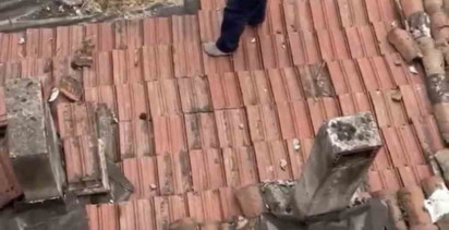 Bursa'da Çatıya Saklanan Firari Polisi İzlerken Yakalandı