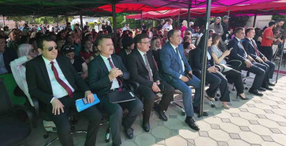 Çamelili öğrenciler kardeş okulun mezuniyet coşkusuna ortak oldu