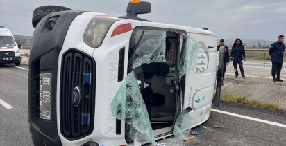 Ceyhan'da Ambulans Kazası: 3 Sağlık Personeli Yaralandı